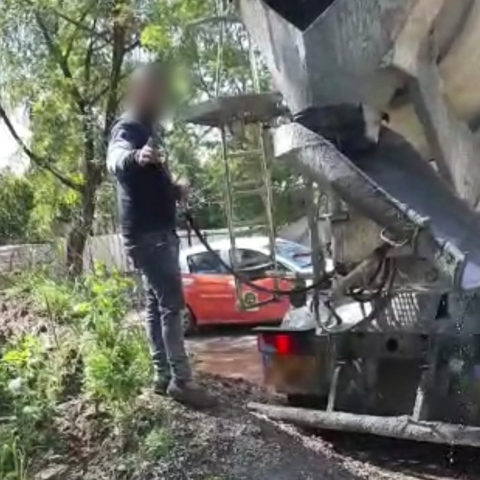 הוחרם מערבל בטון לאחר שבעליו נתפסו מוציאים שאריות לנחל - איכות הסביבה וחזות העיר בפתח תקווה