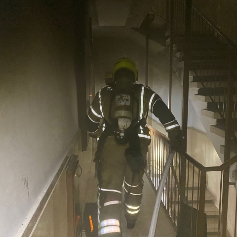 שישי בלילה ברח' מוסטובוי: הדיירים עלו על גג הבניין בשל שריפה שפרצה בדירה (וידיאו) - חדשות בפתח תקווה