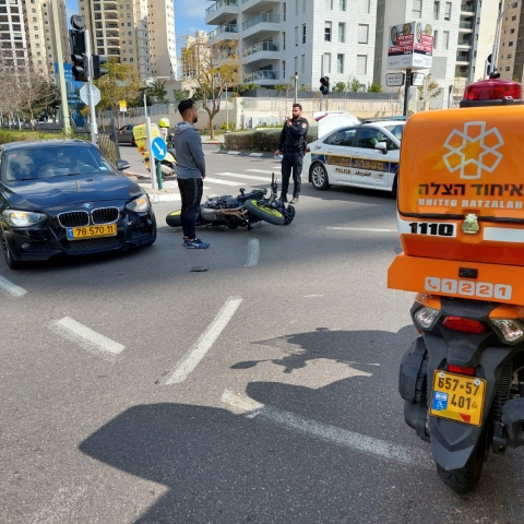 רוכב אופנוע בן 30 נפצע בינוני מפגיעת רכב - חדשות בפתח תקווה