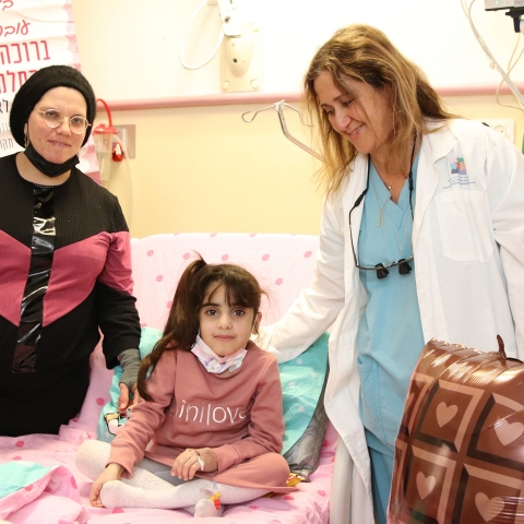 אמא ל-7 תרמה את כלייתה לילדה בת 8 שלא הכירה והצילה את חייה - בריאות בפתח תקווה