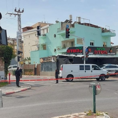 חבלני המשטרה בוחנים פריט אמל"ח שאותר סמוך לחנות ברח' פינס שבו אירע אירוע ירי (וידיאו) - חדשות בפתח תקווה