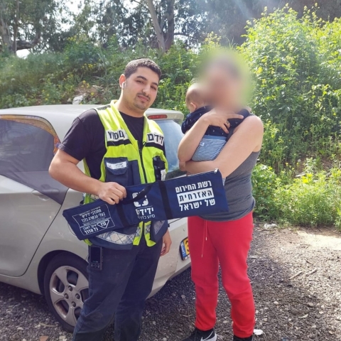 קיבל קריאה על פעוט שננעל ברכב, התקשה לאתר את הרכב בחניון הענק וגם הסלולרי של אמו של הפעוט ננעל ברכב - חדשות בפתח תקווה