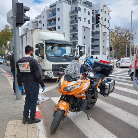 הולכת רגל נפגעה ממשאית ברח' אורלוב - חדשות בפתח תקווה