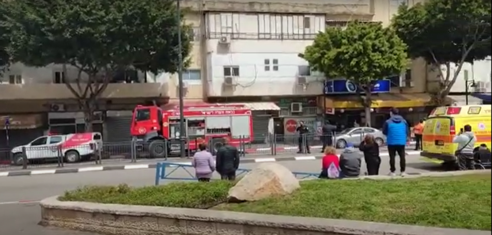 פצוע קל בשריפה ברח' רושטילד מול המצבה (וידיאו) - חדשות בפתח תקווה