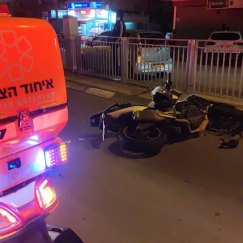 רוכב אופנוע נפצע בינוני מפגיעת רכב - חדשות בפתח תקווה