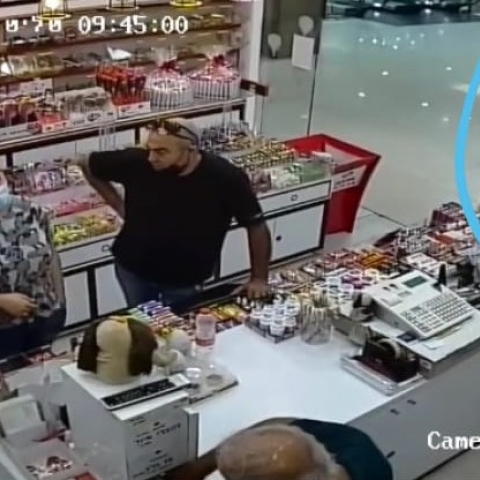 לפני 5 חודשים, בקניון, שברו לו בקבוק על הראש ומאז לא מצליח לתפקד (וידיאו) - חדשות בפתח תקווה