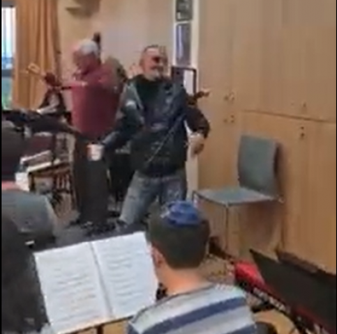 צפו: הזמר שמעון בוסקילה ותזמורת הנוער והמקהלה הייצוגית "קנטבילה" בחזרה לקראת המופע (וידיאו) - תרבות ופנאי בפתח תקווה