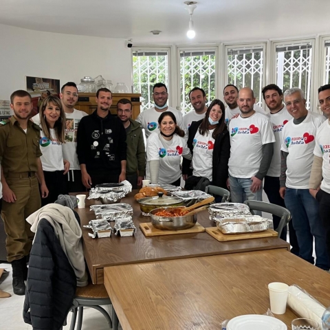 עובדי תנובה "הרימו סירים" לחיילים בודדים בפתח תקווה - קהילות בפתח תקווה