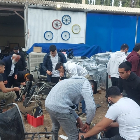 התלמידים תיקנו כסאות גלגלים לטובת הפליטים באוקראינה - מעשים טובים בפתח תקווה