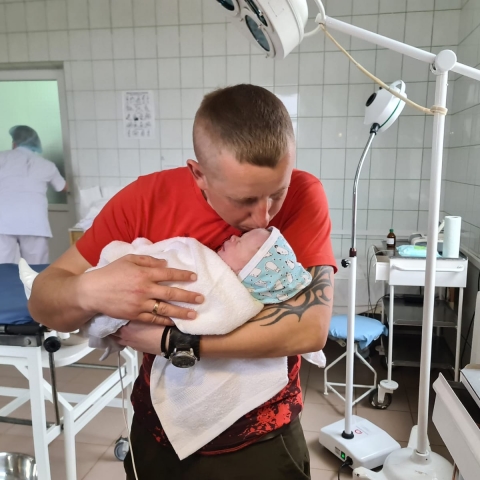 צוות שניידר הציל את חייו של תינוק שנולד בניתוח קיסרי בבית חולים שדה באוקראינה - בריאות בפתח תקווה