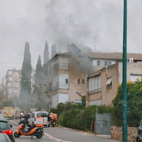 שריפה פרצה בדירה ברח' עין גנים בפתח תקווה (וידיאו) - חדשות בפתח תקווה