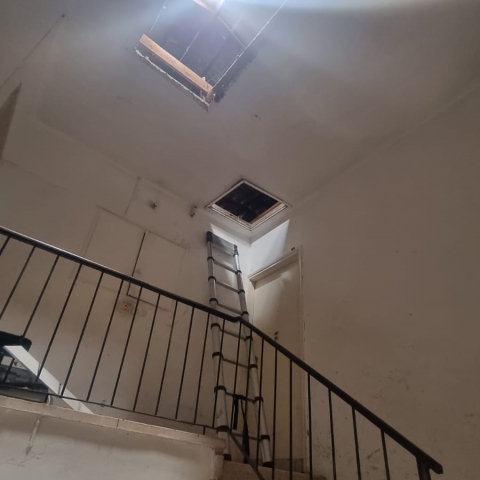 טיפס לנקות צואת יונים ונפל מחלון שנשבר לתוך חדר המדרגות - חדשות בפתח תקווה