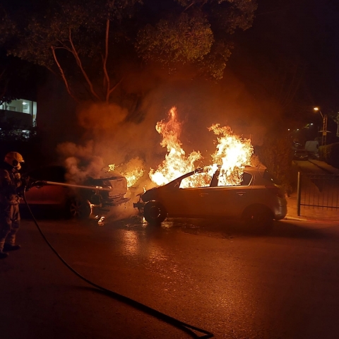 2 רכבים עולים באש ברחוב קפלן (וידיאו) - חדשות בפתח תקווה