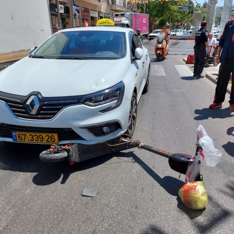 רוכב קורקינט נפצע מפגיעת מונית ברח' חיים עוזר בפתח תקווה - חדשות בפתח תקווה