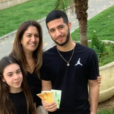 המעשה הטוב של פסח: לחייל נפלו 800 ₪, ילדה מצאה והיא ואביה השיבו את הכסף לחייל - מעשים טובים בפתח תקווה