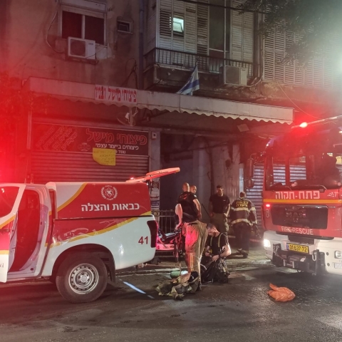 שריפה פרצה בבניין של דירות מפוצלות במרכז פתח תקווה - חדשות בפתח תקווה
