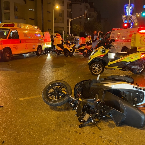 רוכב קטנוע נפצע קשה בתאונת דרכים ברח' רוטשילד פינת רח' פינס בפתח תקווה - חדשות בפתח תקווה