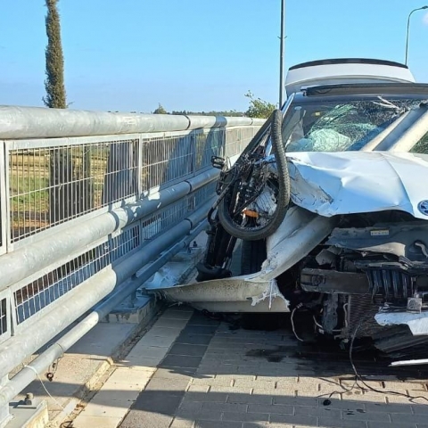 עוכב לחקירה נהג הרכב שפגע בשלושת הנערים שהלכו על המדרכה בכביש 471 - חדשות בפתח תקווה