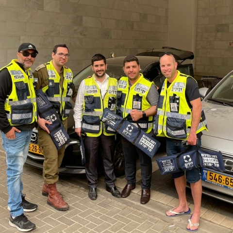 פעוט ננעל ברכב וחולץ בשלום על ידי מנכ"ל הארגון וכוננים נוספים (וידיאו) - חדשות בפתח תקווה