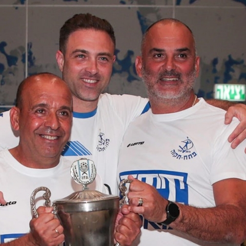 לפני 30 שנה הוא הניף את גביע המדינה במדי הפועל פתח תקווה ואתמול מונה למאמן נבחרת ישראל. - ספורט בפתח תקווה