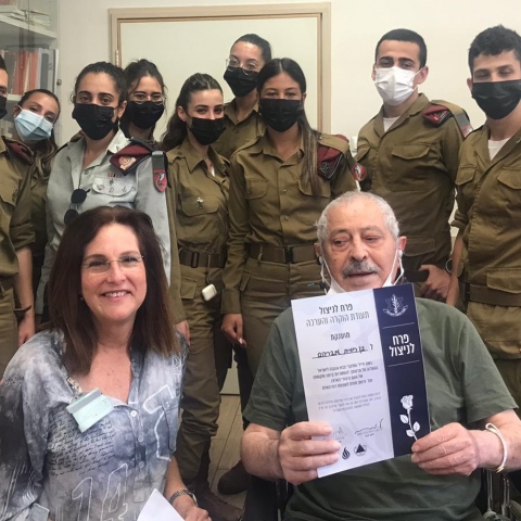 חיילי חטיבת הצנחנים מוקירים מטופלים ניצולי שואה בבית רבקה - קהילות בפתח תקווה