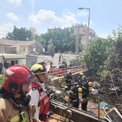 בן 80 נפצע בינוני בשריפה בבית ברח' רוקח בפתח תקווה - חדשות בפתח תקווה