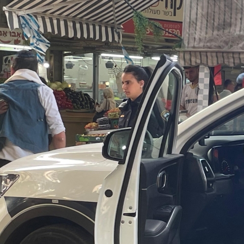 נעצר לאחר שחסם עם  גופו את הניידת וסירב להתפנות (וידיאו) - חדשות בפתח תקווה