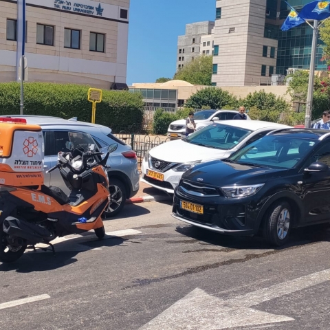הולך רגל ונהג רכב נפצעו בתאונה ברח' קפלן בפתח תקווה - חדשות בפתח תקווה