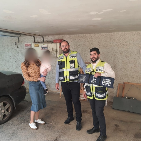 צפו: המירוץ לחילוץ,  מתנדבי ידדים חילצו פעוטה שננעלה ברכב (וידיאו) - חדשות בפתח תקווה