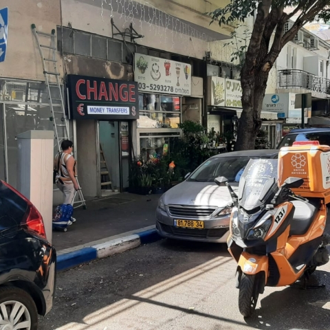 פיצוץ עז כתוצאה מהשלכת רימון הלם במרכז פתח תקווה (וידיאו) - חדשות בפתח תקווה