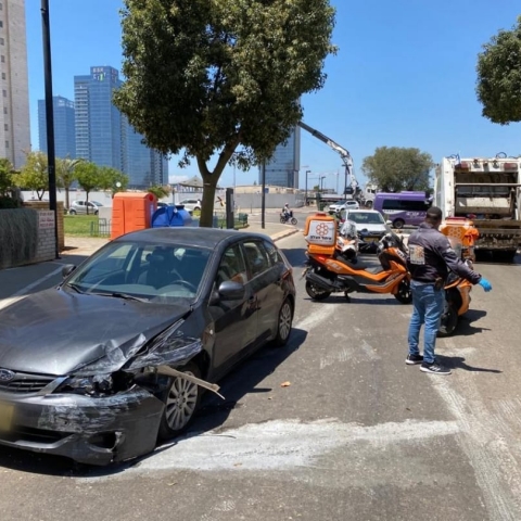 נהג רכב  פרטי ונהג משאית נפצעו בתאונה ברחי' דנמרק בפתח תקווה. - חדשות בפתח תקווה