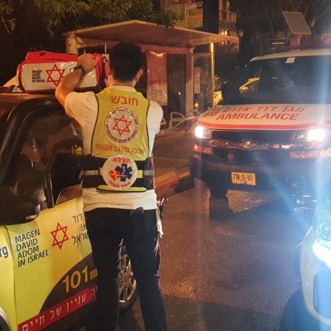 נפילת אדם מגובה ברחוב ז'בוטינסקי - חדשות בפתח תקווה