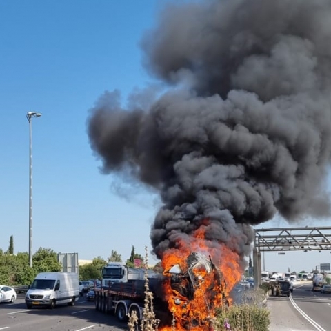 נהג משאית נהרג בתאונה בכביש 6 סמוך למחלף נחשונים (וידיאו) - חדשות בפתח תקווה