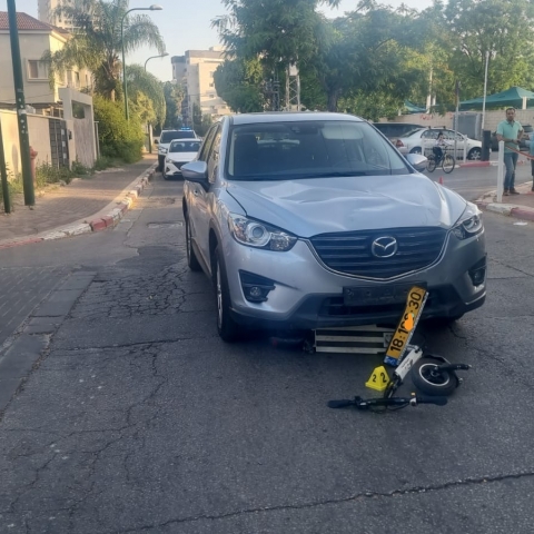 רוכב קורקינט חשמלי נפצע קשה בתאונה עם רכב פרטי - חדשות בפתח תקווה