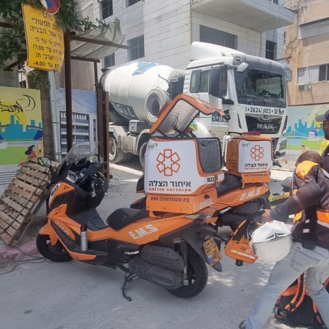 פועל נפל מפיגום ונחבל בראשו במהלך עבודתו באתר בניה - חדשות בפתח תקווה