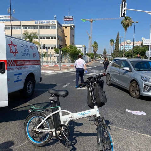 רוכב אופנניים חשמליים ורוכב אופנוע נפצעו בתאונה ברחוב יצחק שדה פינת ז'בוטינסקי בפתח תקווה - חדשות בפתח תקווה