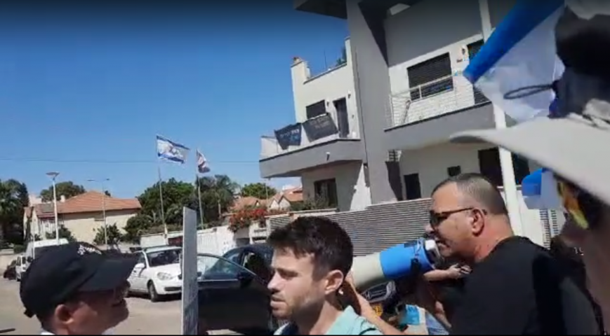 "אנטישמית בזויה": רמי בן יהודה תומך נתניהו מגדף שוטרת ושוטר סמוך לביתו של אורבך בפתח תקווה (וידיאו) - חדשות בפתח תקווה