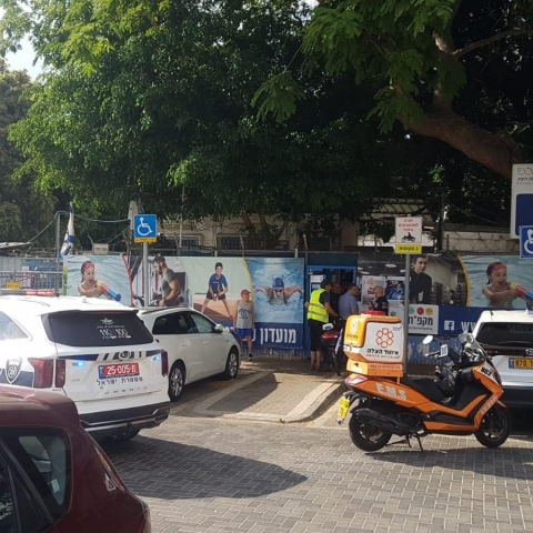 מצוד אחר שני חשודים ששדדו נשק ממאבטח בבריכת מינץ - חדשות בפתח תקווה