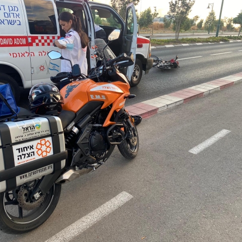 רוכב אופניים חשמליים נפצע בינוני ברח' בן דרור בפתח תקווה - חדשות בפתח תקווה