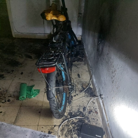 שריפה בבניין מגורים ברח' פרץ בפ"ת - שוב סוללת ליתיום שבערה - חדשות בפתח תקווה