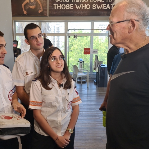 יגאל תושב פ"ת פגש את אלו שהצילו את חייו (וידיאו) - קהילות בפתח תקווה