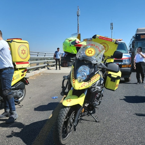 הולך רגל נפצע קשה מפגיעת אופנוע סמוך לצומת סגולה - חדשות בפתח תקווה