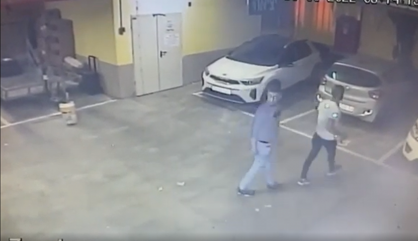 גנבו מאזדה, נתקלו במחסום משטרתי ונטשו את הרכב (וידיאו) - חדשות בפתח תקווה