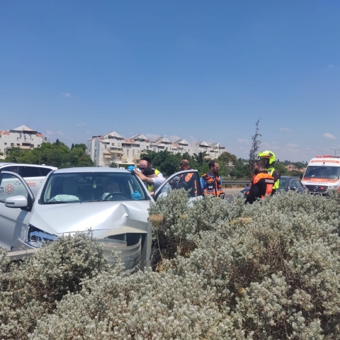 נהגת מאשדוד פגעה בגדר הפרדה ביציאה מפתח תקווה ונעצרה לאחר שהסתבר כי נהגה בגילופין - חדשות בפתח תקווה