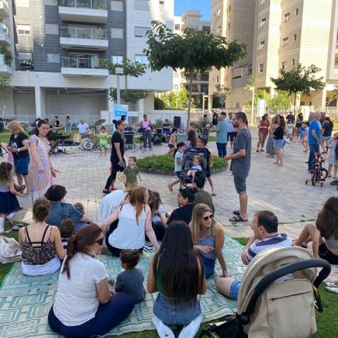  מור דקל ורעות ישראלי מקבלות את השבת בכפר גנים ועושות שמח בקהילה - קהילות בפתח תקווה