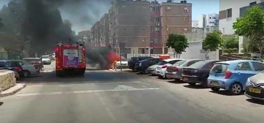 רכב עולה באש ברח' צה"ל בפתח תקווה (וידיאו) - חדשות בפתח תקווה