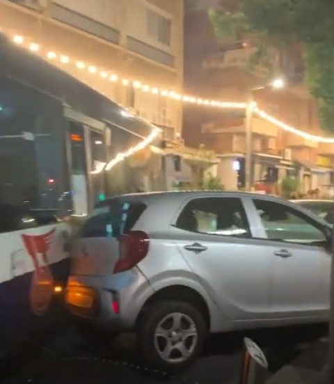 צפו: מה עשה נהג קו 66 מפתח תקווה לתל אביב לרכב חונה? (וידיאו) - חדשות בפתח תקווה