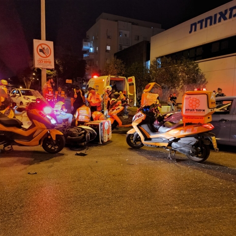 שליח שרכב על קטנוע נפצע מפגיעת רכב ברחוב רוטשילד בפתח תקווה - חדשות בפתח תקווה