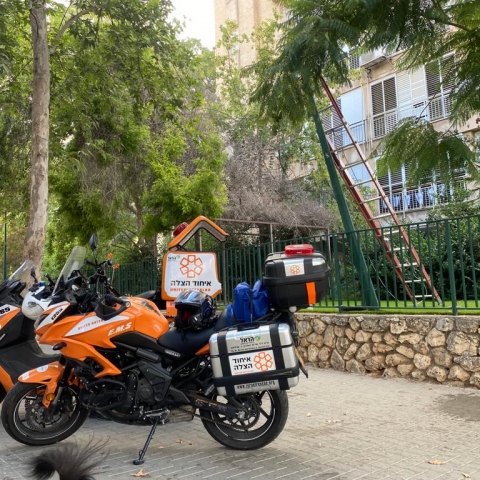 בן 36 נפצע בינוני לאחר שנפל מסולם בפתח תקווה - חדשות בפתח תקווה