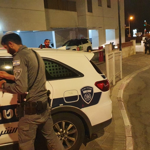 רימון רסס הושלך הלילה לעבר בניין מגורים בפתח תקווה - חדשות בפתח תקווה